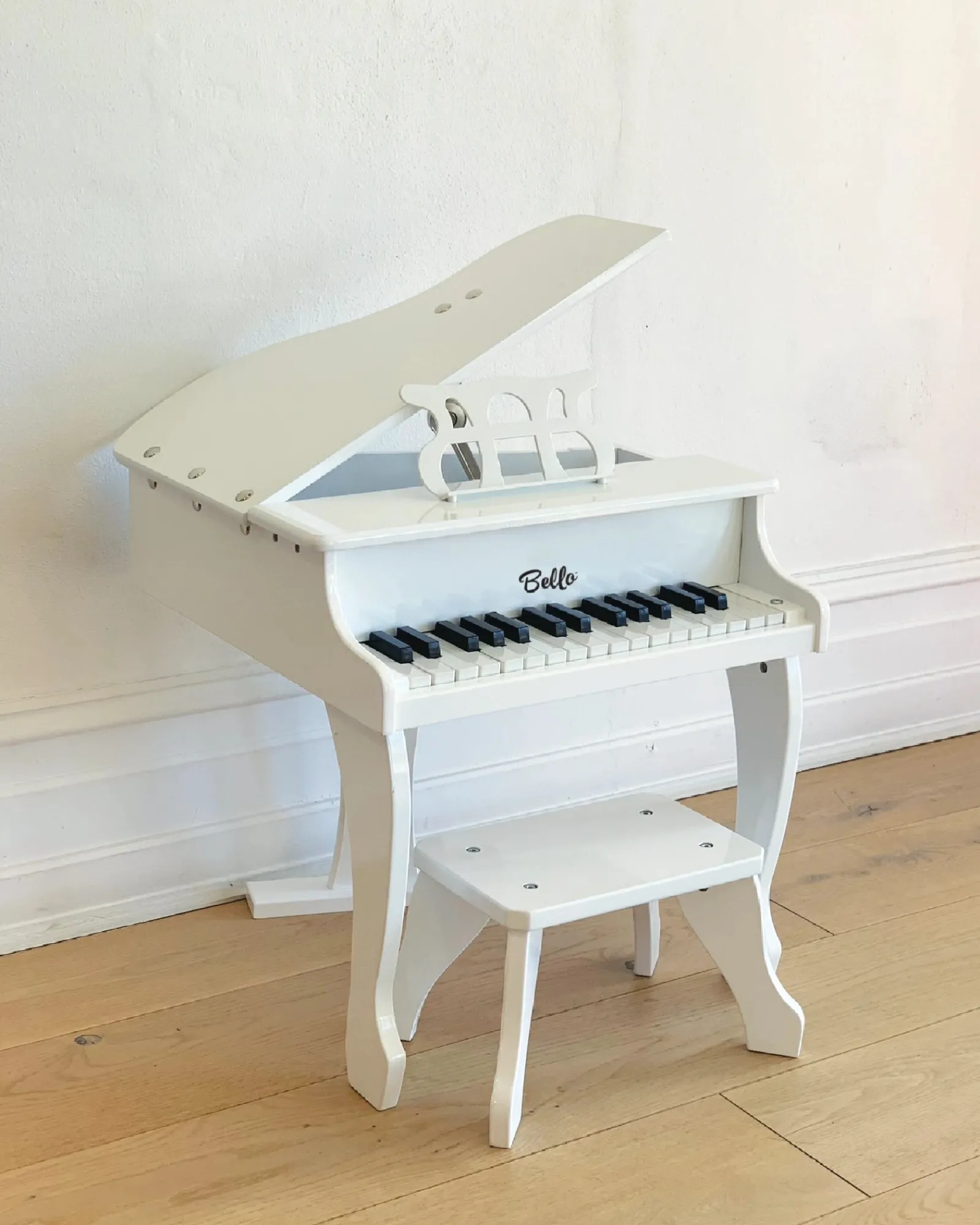 Bello Grand Piano White Hot